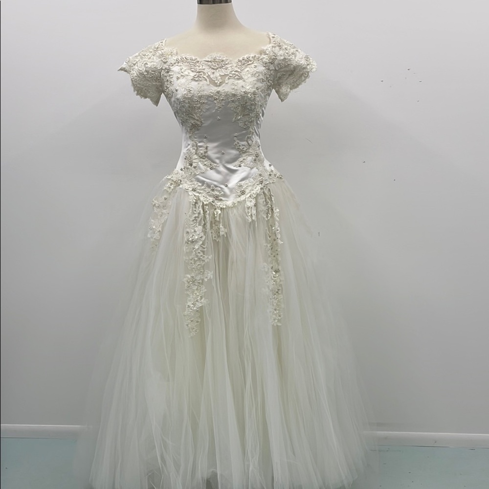 Vintage 90s Elegant Beaded White Lace Gown with Vail.  Tulle Princess Style Size